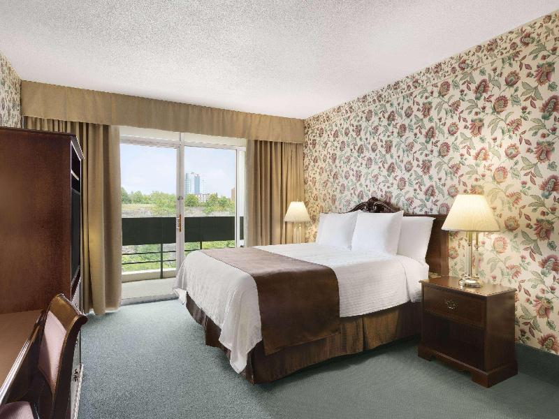 Travelodge By Wyndham Niagara Falls Fallsview image