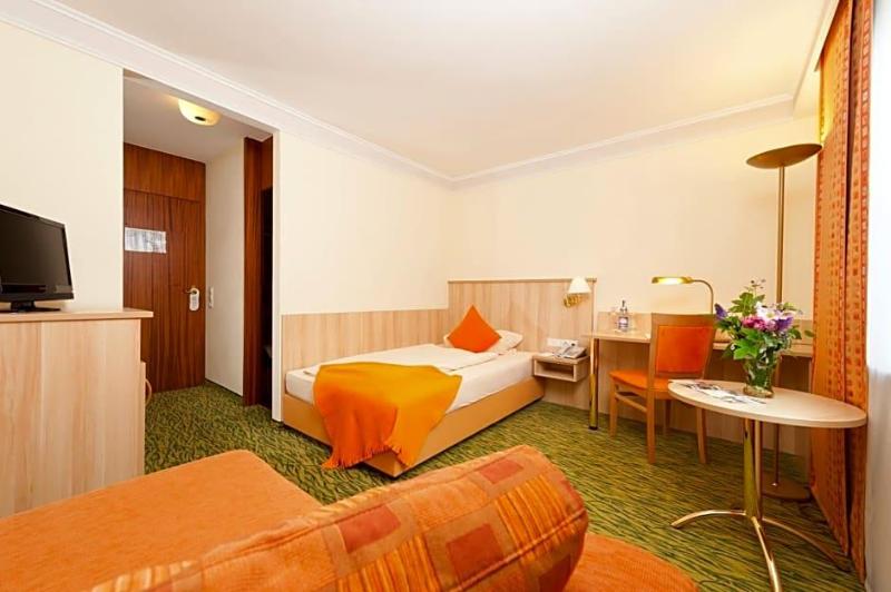 Stadt-gut-Hotel Hirsch image
