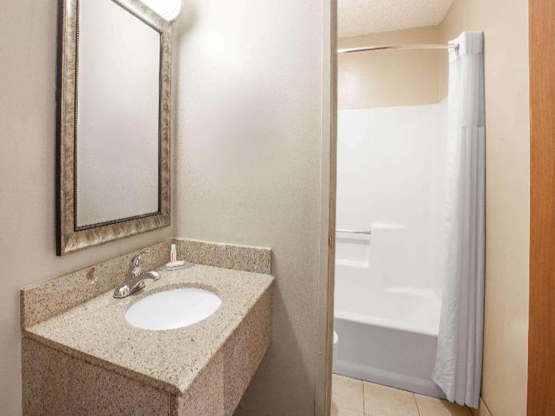 Super 8 By Wyndham Natchitoches image