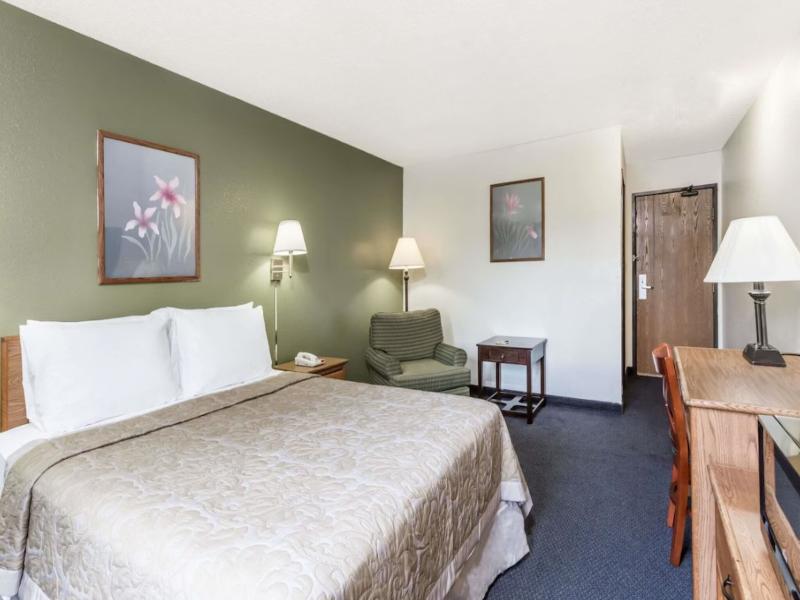 Super 8 By Wyndham Hampton image