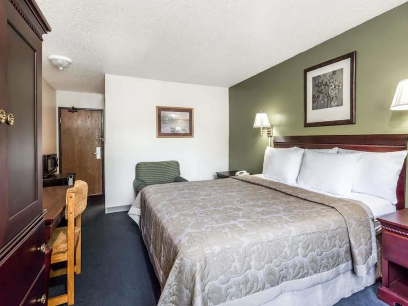 Super 8 By Wyndham Hampton image