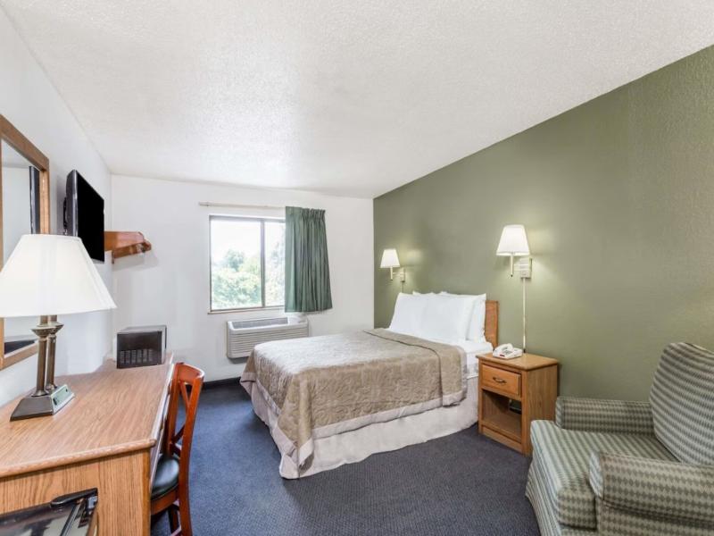 Super 8 By Wyndham Hampton image