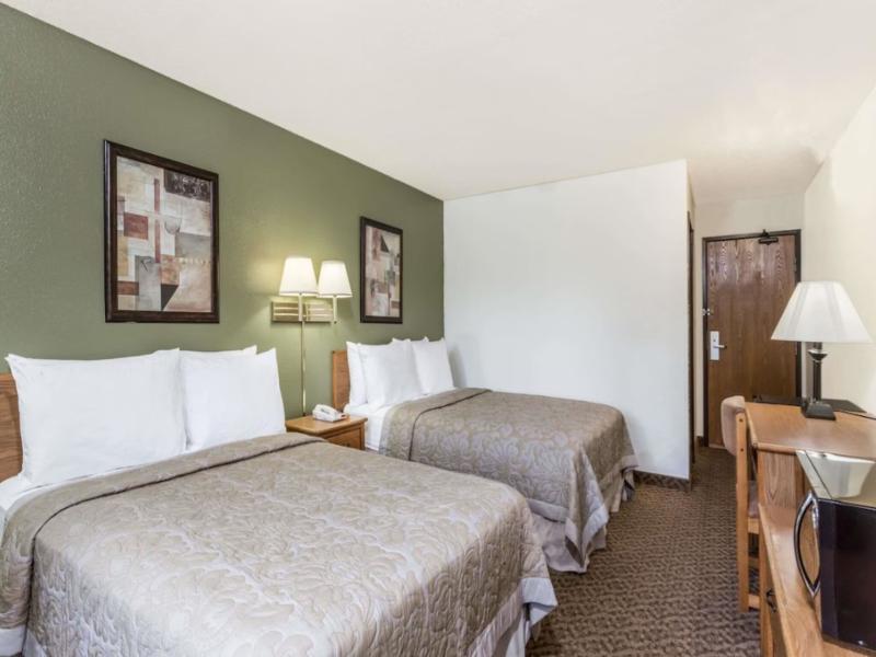 Super 8 By Wyndham Hampton image