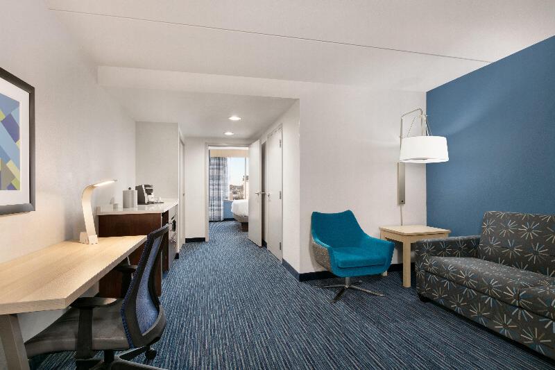 Holiday Inn Express Hotel & Suites Norfolk Airport 3