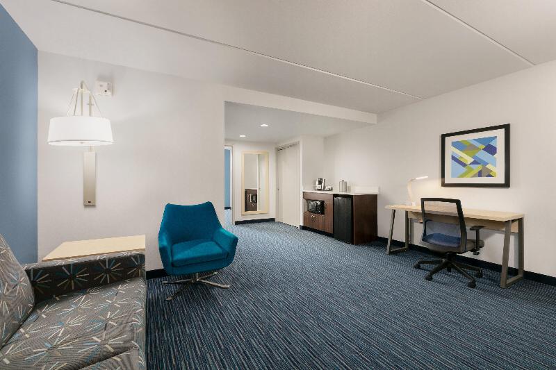 Holiday Inn Express Hotel & Suites Norfolk Airport 4