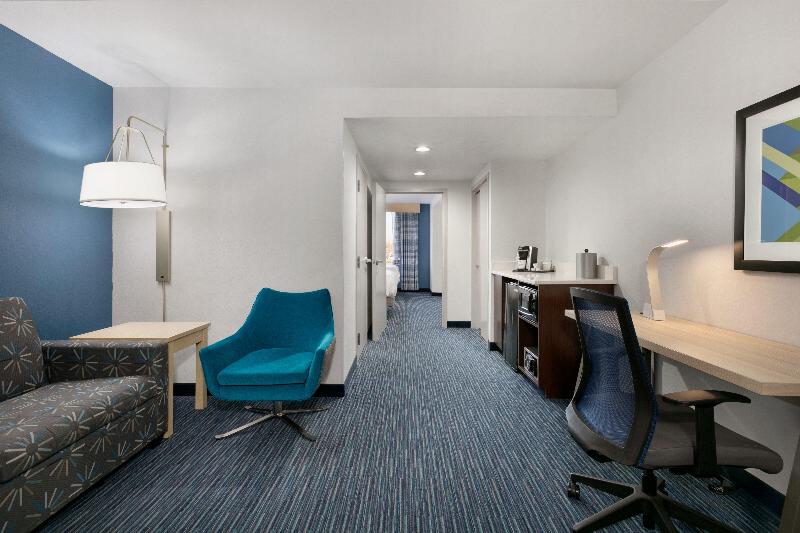 Holiday Inn Express Hotel & Suites Norfolk Airport 5