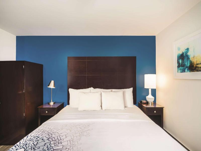 La Quinta Inn &Suites by Wyndham Brooklyn Downtown image