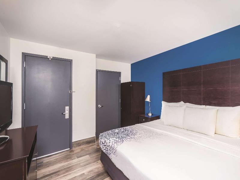 La Quinta Inn &Suites by Wyndham Brooklyn Downtown image