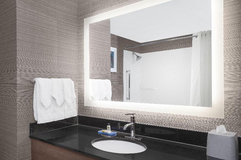 Holiday Inn Express & Suites Long Island-East End image