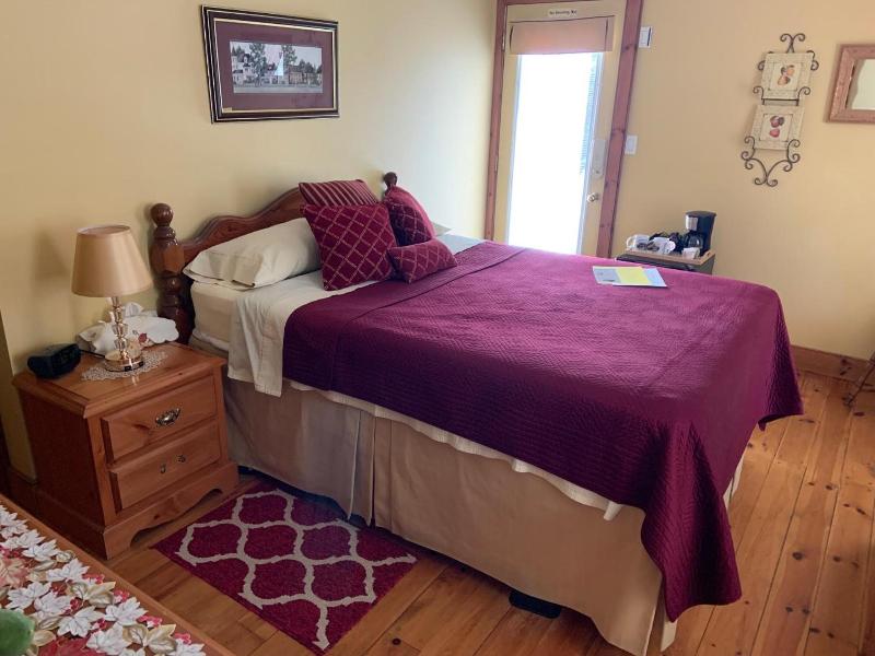 Weatherpine Inn image