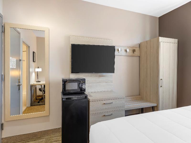 Country Inn & Suites by Radisson Staten Island image