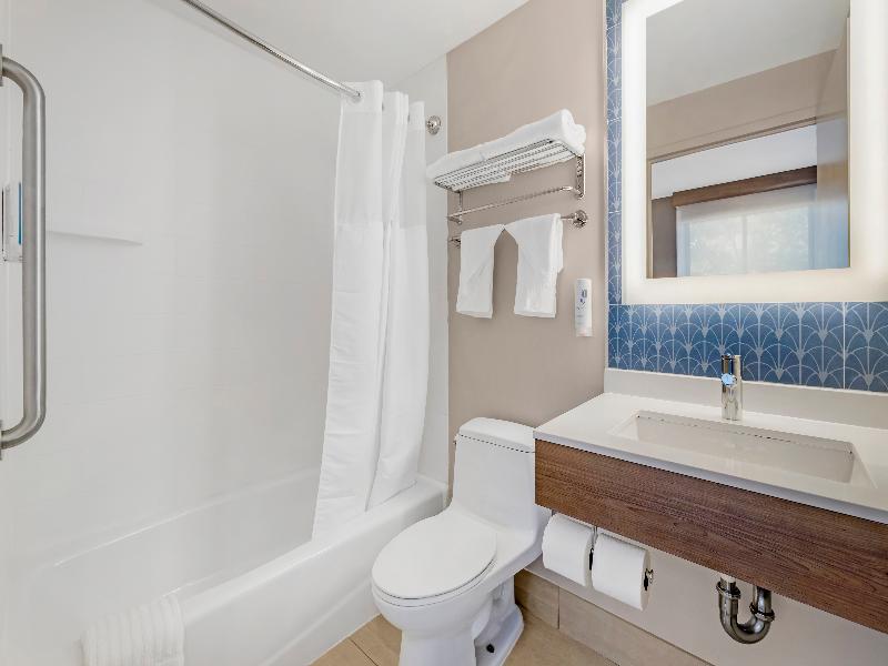 Country Inn & Suites by Radisson Staten Island image