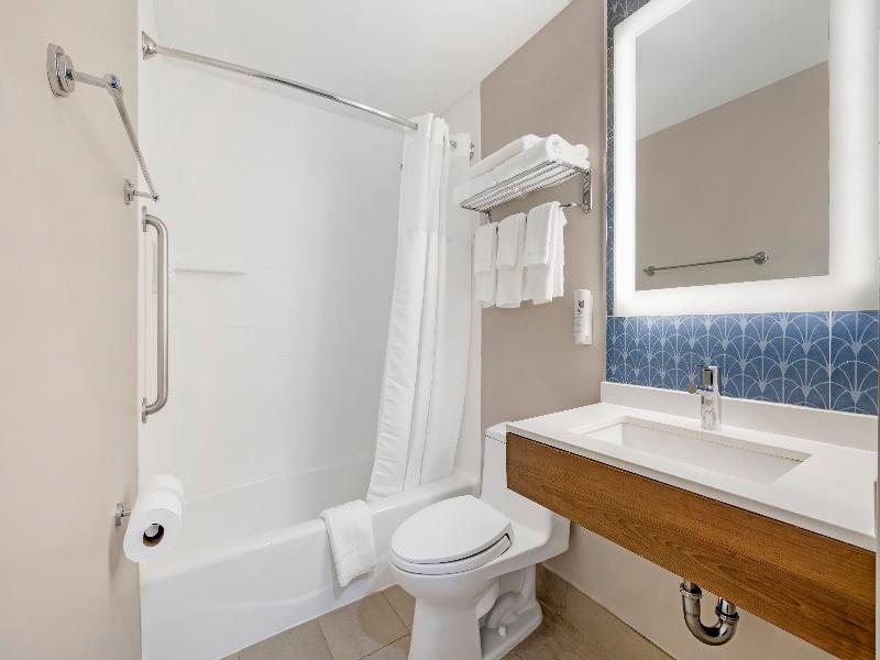 Country Inn & Suites by Radisson Staten Island image