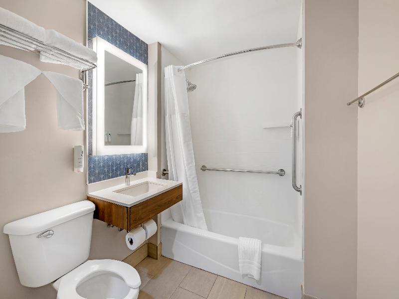 Country Inn & Suites by Radisson Staten Island image