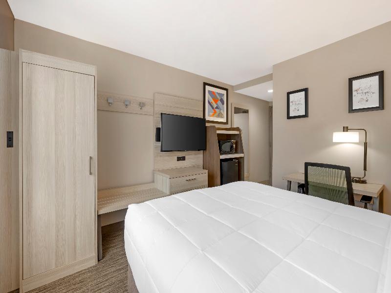 Country Inn & Suites by Radisson Staten Island image