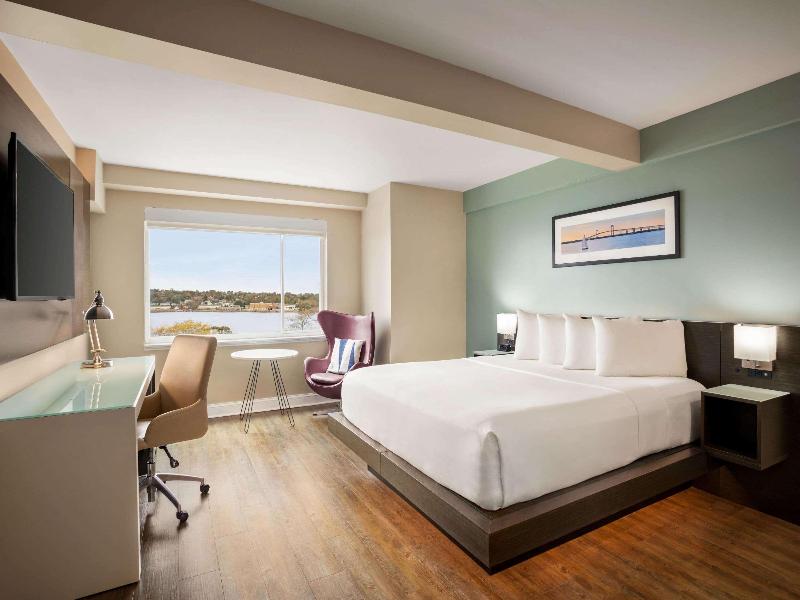 Wyndham Newport Hotel image