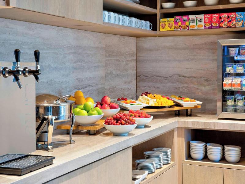 New York Laguardia Airport Marriott image