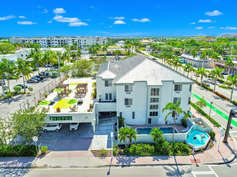 Naples Park Central image