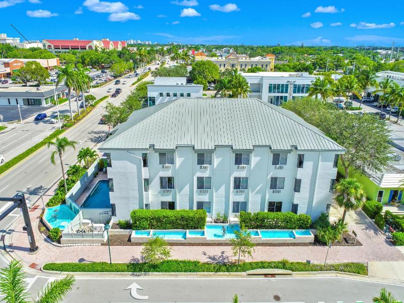 Naples Park Central image