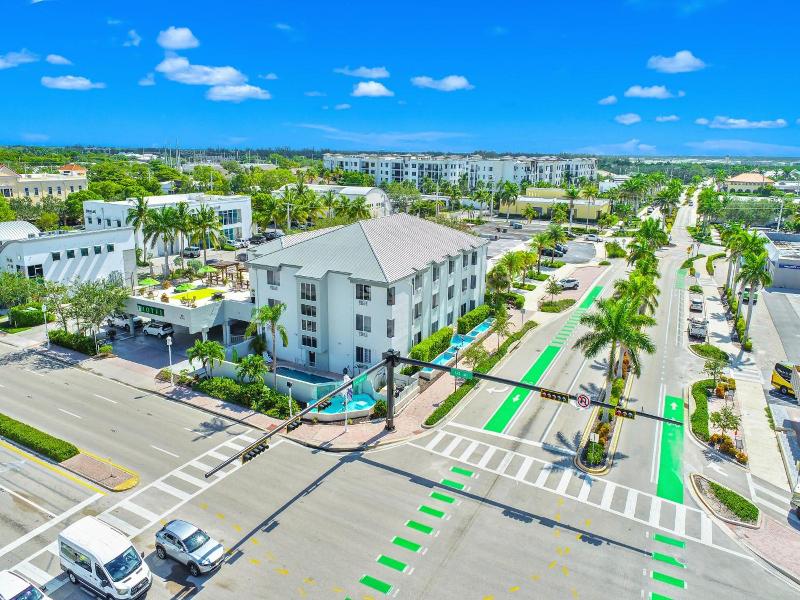 Naples Park Central image