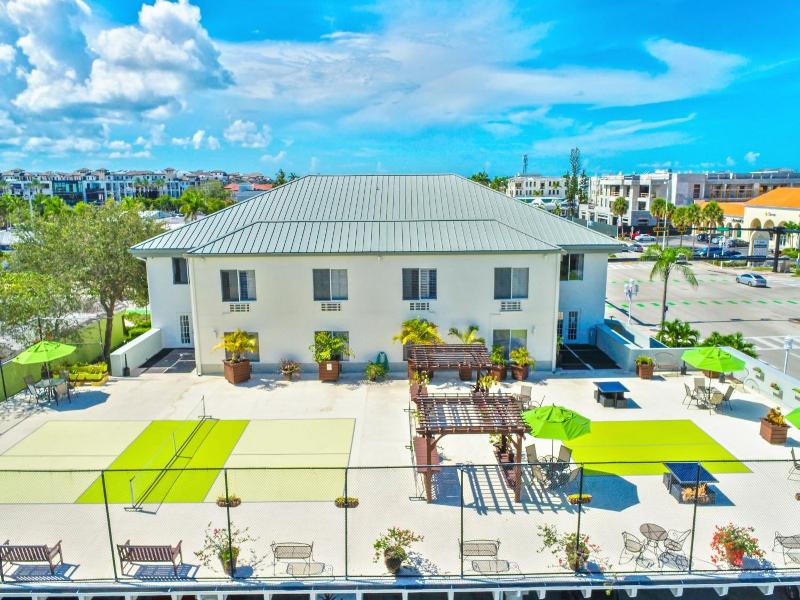 Naples Park Central image