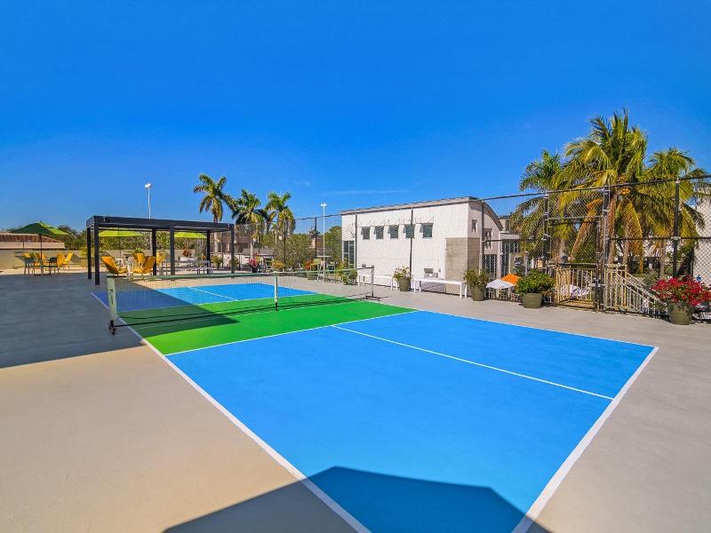 Naples Park Central image