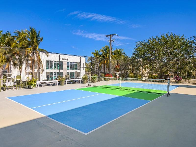 Naples Park Central image