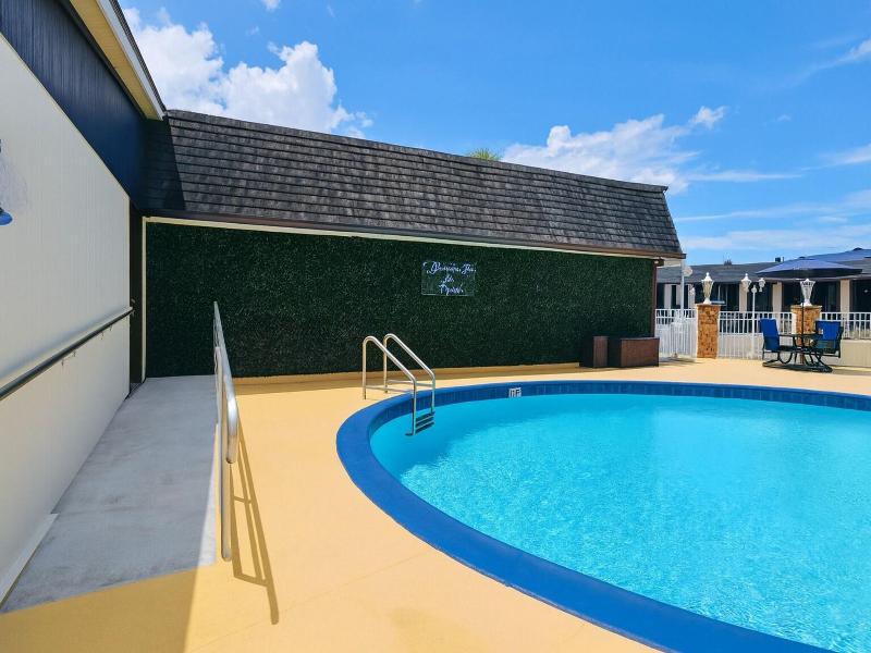 Spinnaker Inn of Naples image