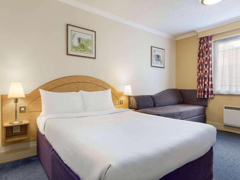 Days Inn By Wyndham Watford Gap image