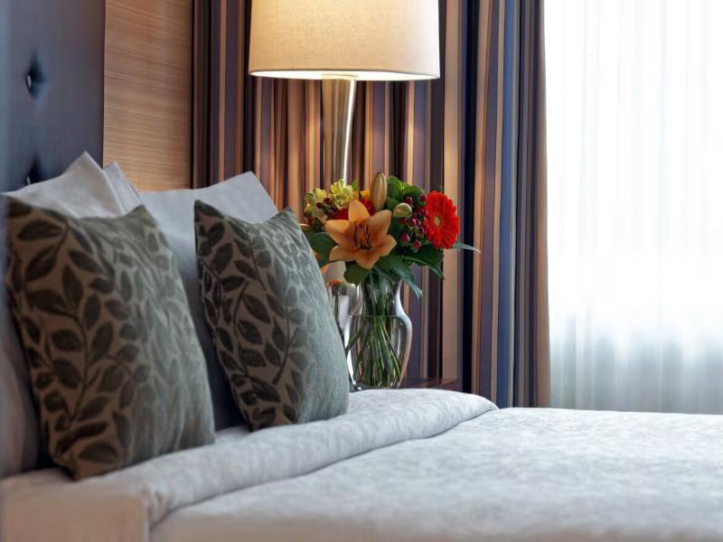 Cambridge Suites image