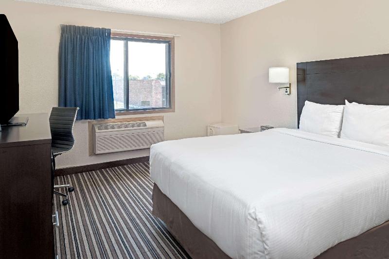 Super 8 by Wyndham Omaha West L St NE