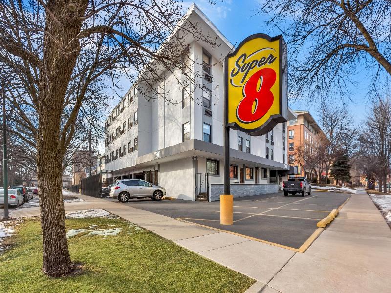 Super 8 by Wyndham Chicago IL image
