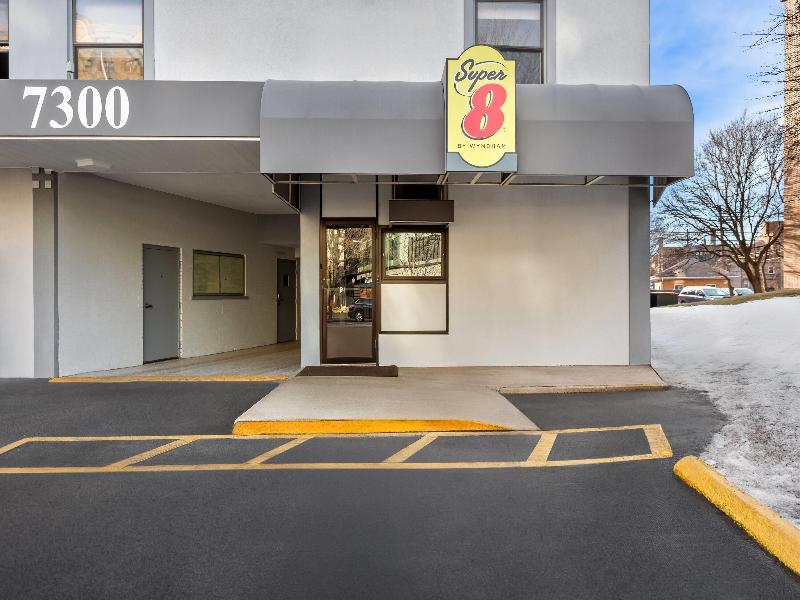 Super 8 by Wyndham Chicago IL image