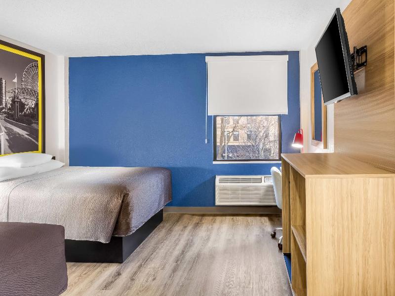 Super 8 by Wyndham Chicago IL image
