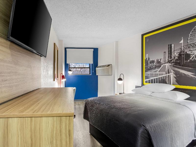 Super 8 by Wyndham Chicago IL image