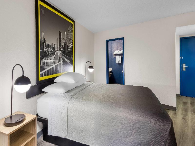 Super 8 by Wyndham Chicago IL image