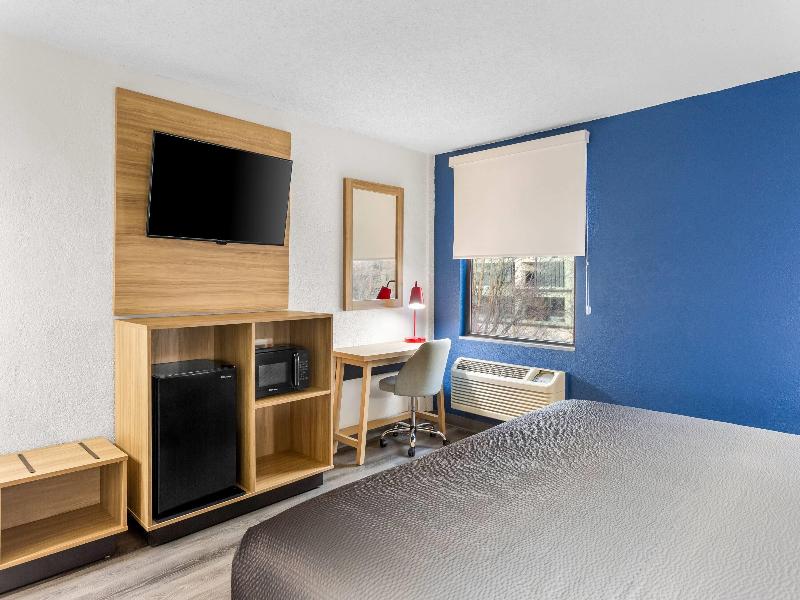 Super 8 by Wyndham Chicago IL image