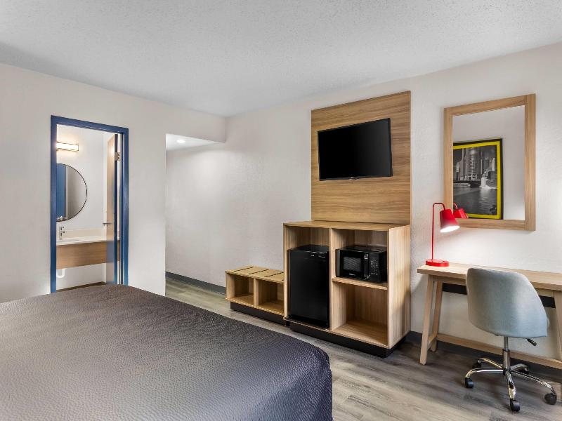 Super 8 by Wyndham Chicago IL image