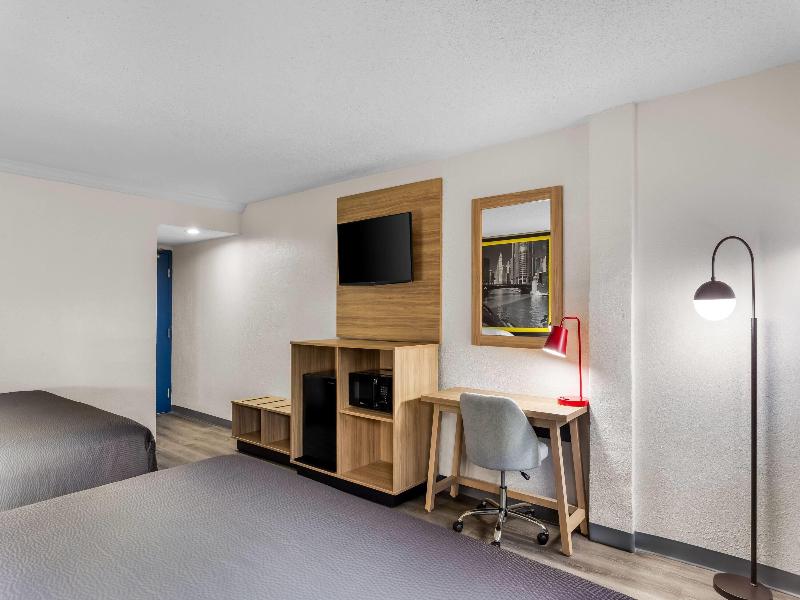 Super 8 by Wyndham Chicago IL image