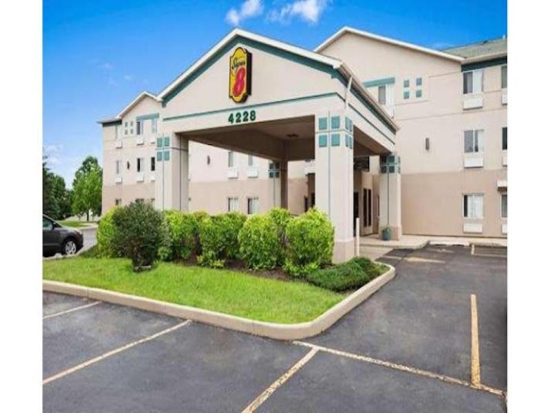 Super 8 By Wyndham Aurora/Naperville Area image