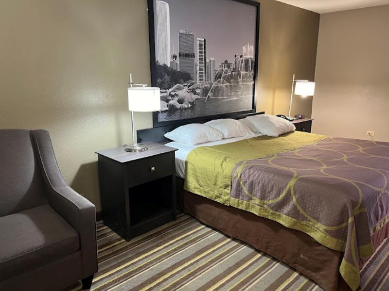 Super 8 By Wyndham Aurora/Naperville Area image