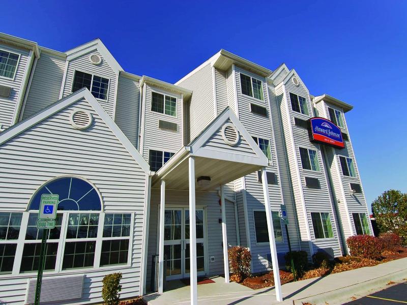 Howard Johnson&Suites by Wyndham Elk Grove Village image