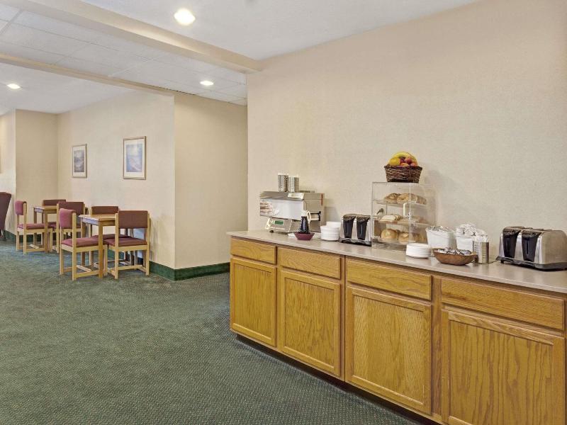 Howard Johnson&Suites by Wyndham Elk Grove Village image