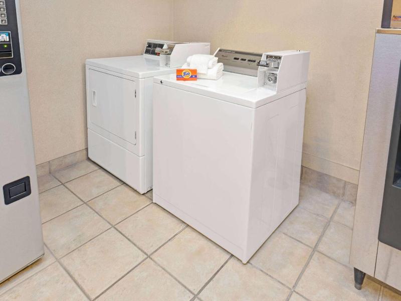 Howard Johnson&Suites by Wyndham Elk Grove Village image