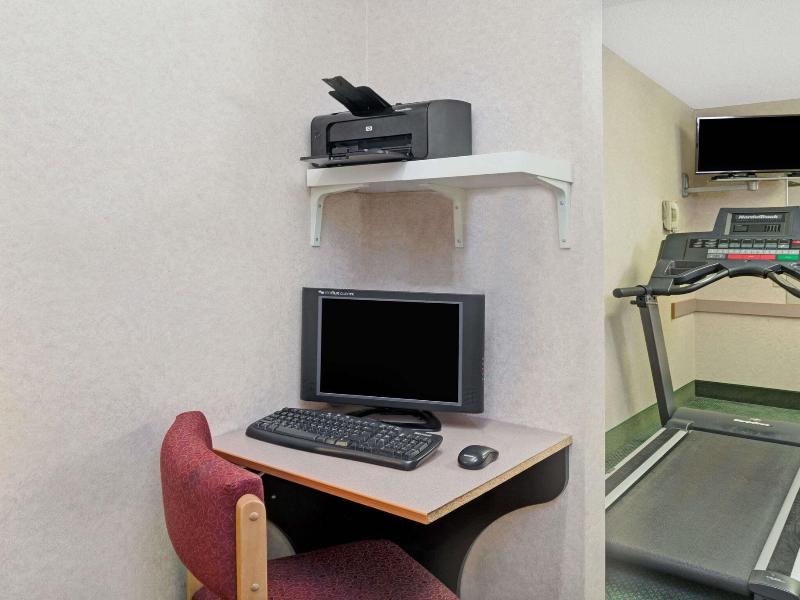 Howard Johnson&Suites by Wyndham Elk Grove Village image