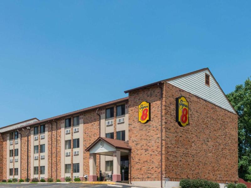 Super 8 By Wyndham St. Charles image