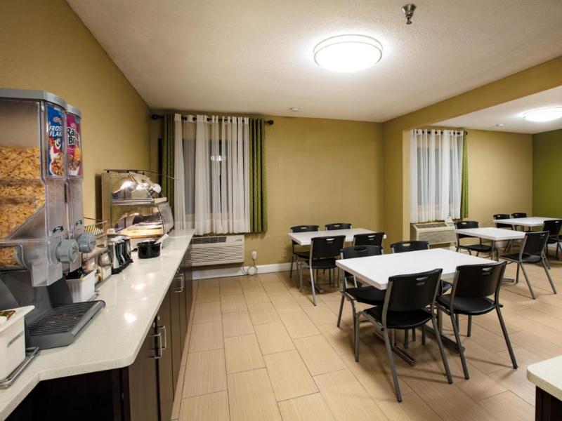 Super 8 By Wyndham St. Charles image