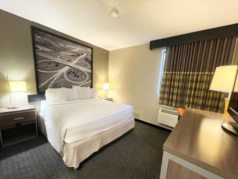 Super 8 By Wyndham St. Charles image