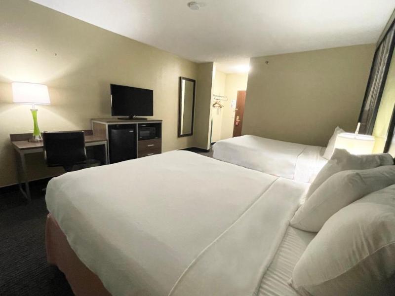 Super 8 By Wyndham St. Charles image
