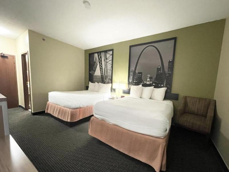 Super 8 By Wyndham St. Charles image